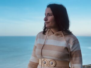 Robe maille à capuche – Douce Horizon (coloris crème)