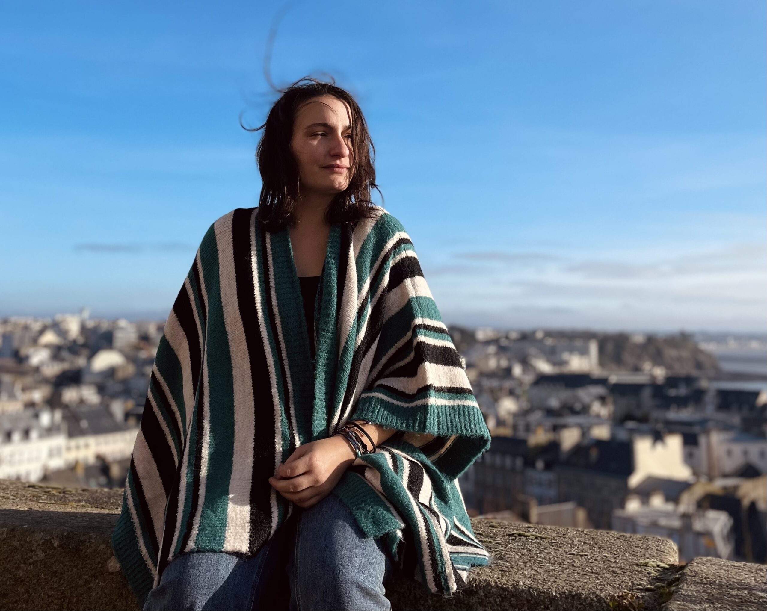Poncho rayé – Chaleur Nomade (coloris vert) – Image 3