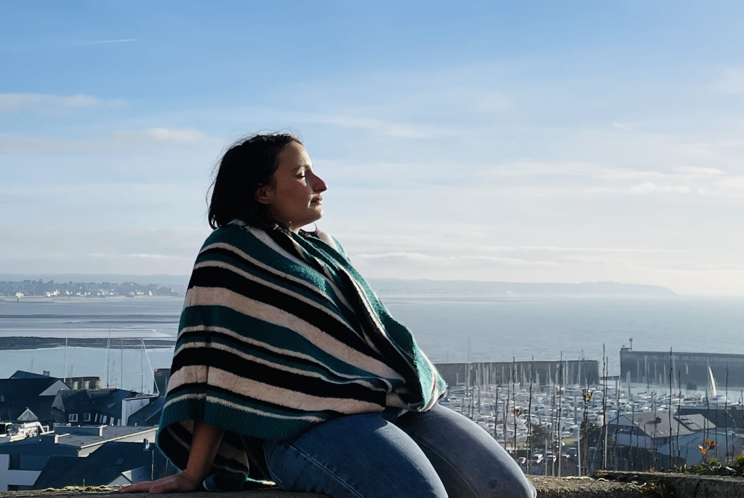 Poncho rayé – Chaleur Nomade (coloris vert) – Image 2