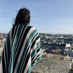 Poncho rayé – Chaleur Nomade (coloris vert)